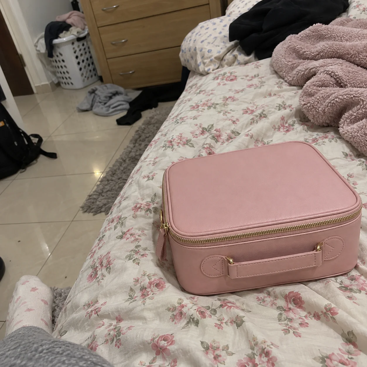 Cena ilustrativa da maleta rosa fechada